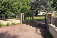 kostum_aluminium_tradition_portail_battant_semi_plein_briec_ronds_rosace_fleur_lys_7016_web