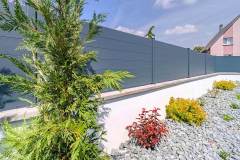 kostum_briz_anae_aluminium_contemporain_cloture_pleine_sur_muret-91200